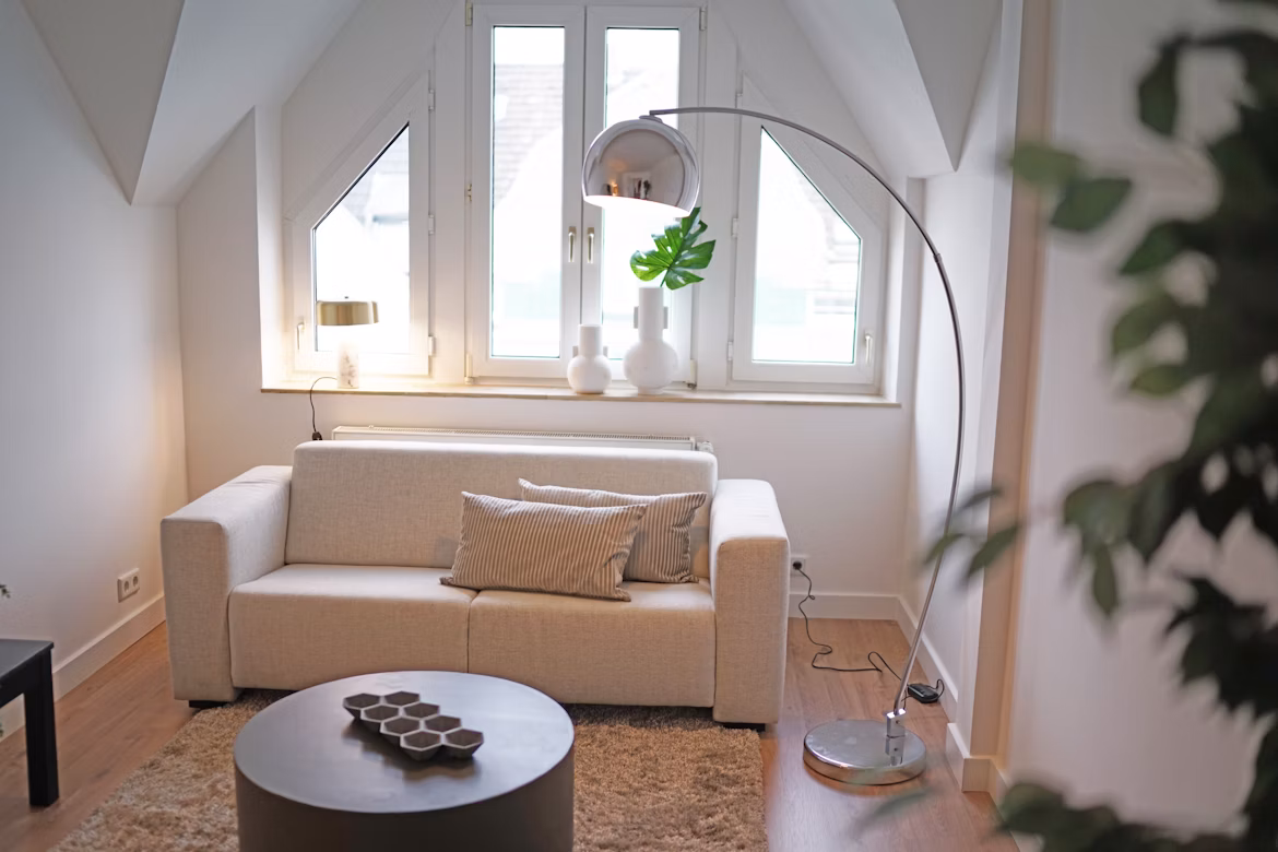 kamar kecil estetik dengan penataan minimalis dan pencahayaan natural