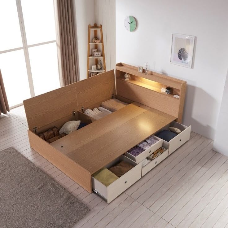 Laci storage tersembunyi di bawah tempat tidur kayu minimalis