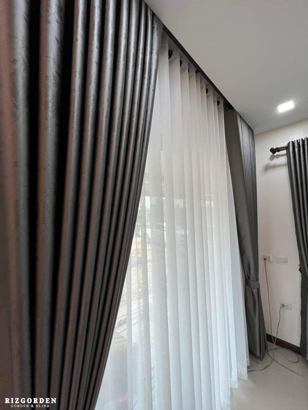 Gorden minimalis kamar berwarna abu-abu dengan pencahayaan natural