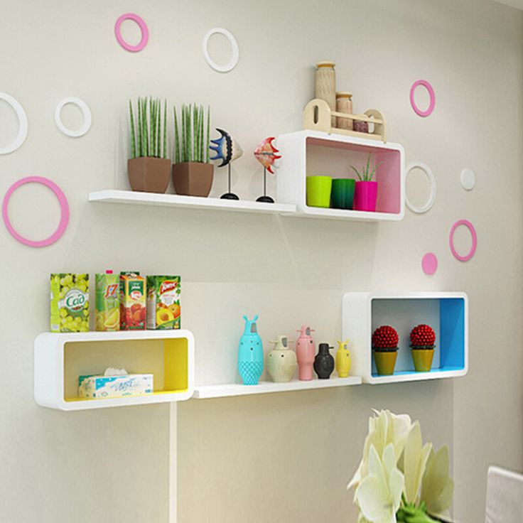 Contoh cara kreatif menghias dinding kosan dengan wall sticker dan rak minimalis