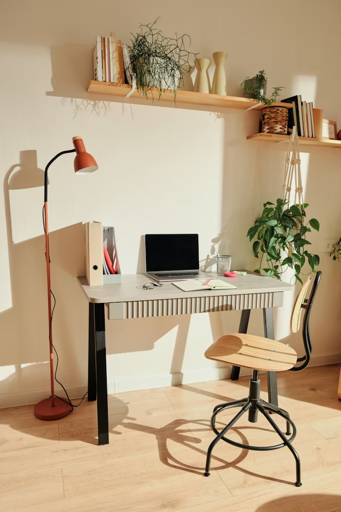 Meja lipat multifungsi IKEA dengan desain minimalis dan praktis untuk ruang kerja kecil.