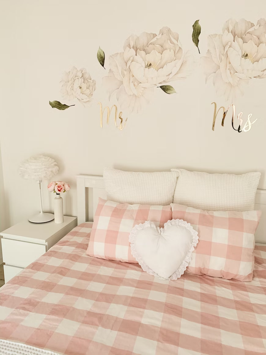 Kamar tidur minimalis dengan dekorasi warna pink putih