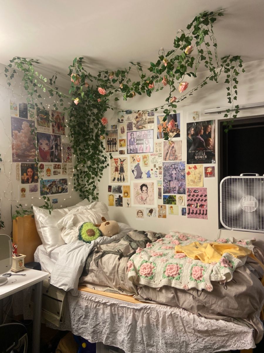 Desain kamar mandi kecil estetik dengan warna terang dan furnitur minimalis