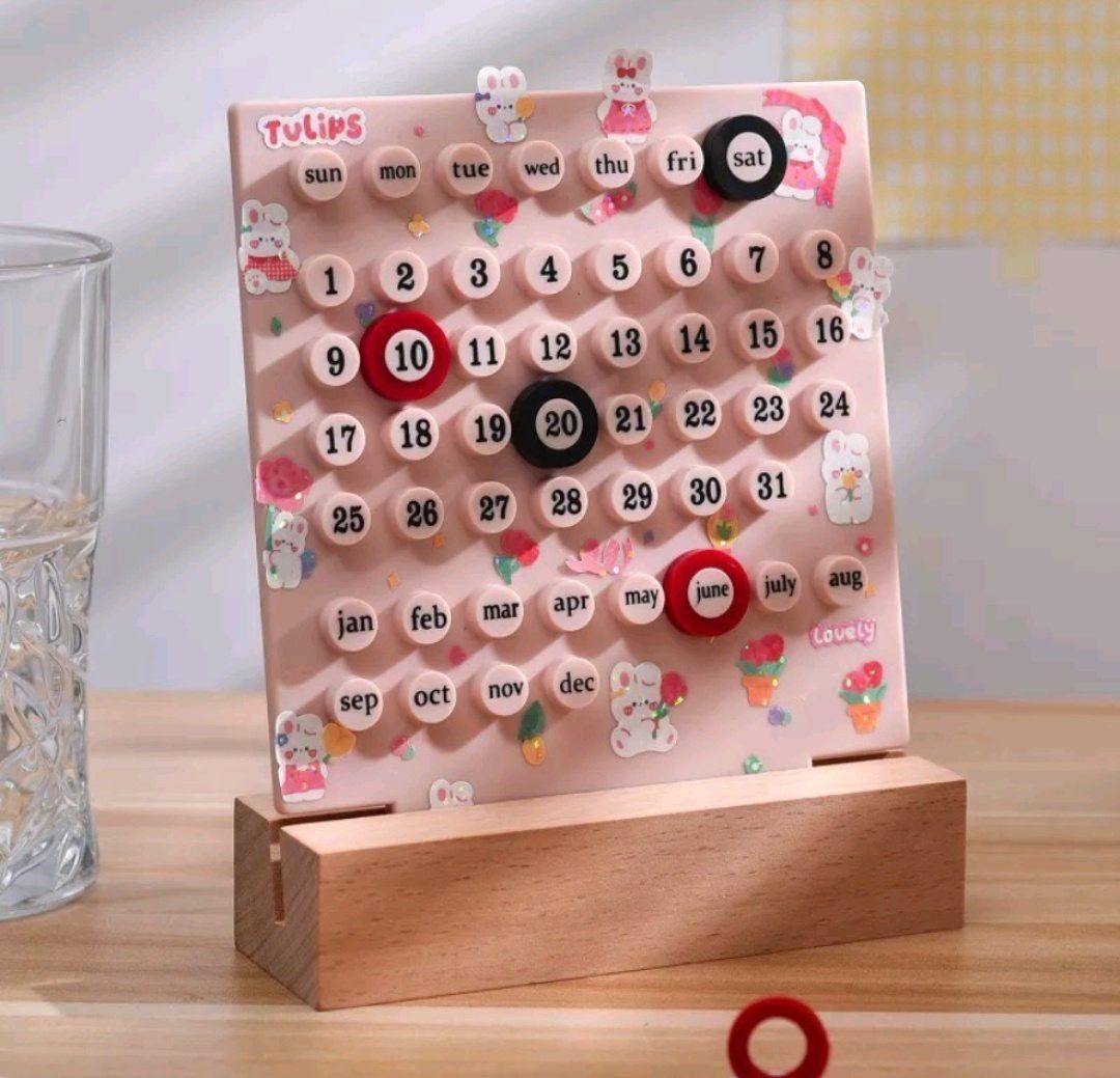 Kalender meja DIY dari kardus bekas dihias warna-warni