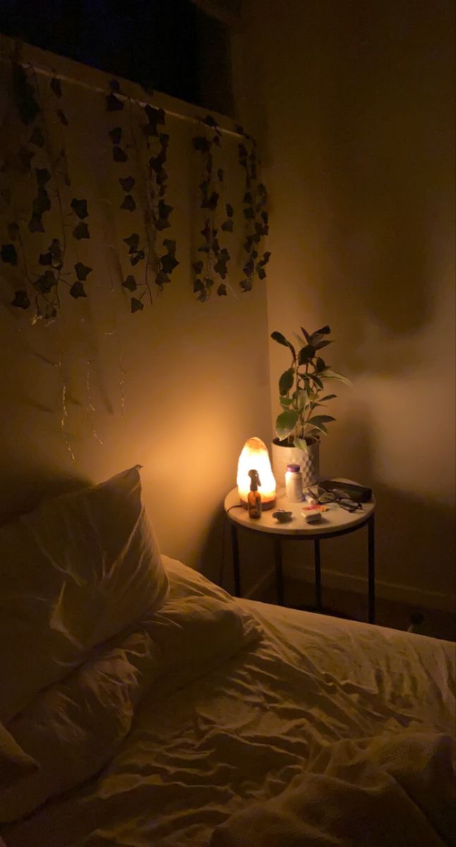 Sudut foto estetik di kamar dengan lampu LED, tanaman, dan dekorasi minimalis