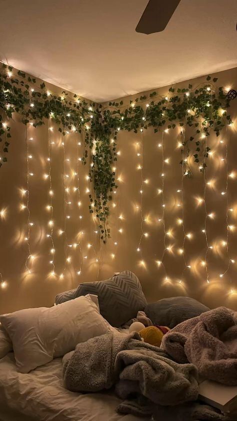 Lampu fairy lights di dinding kamar yang cozy