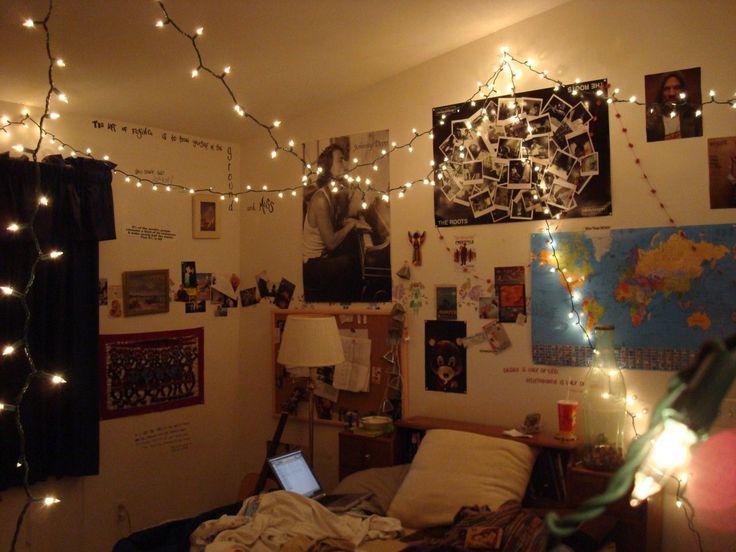 Fairy lights menghiasi kamar aesthetic dengan nuansa hangat