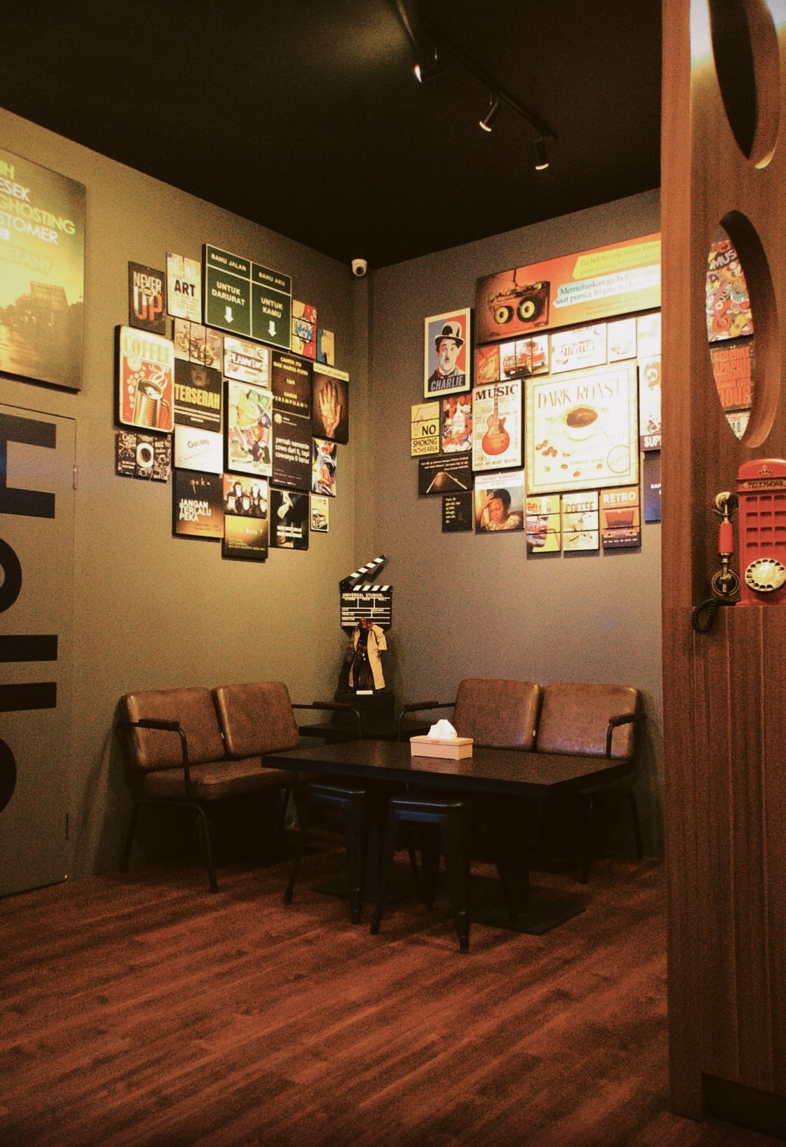 Meja dan kursi minimalis untuk dekorasi kamar cafe