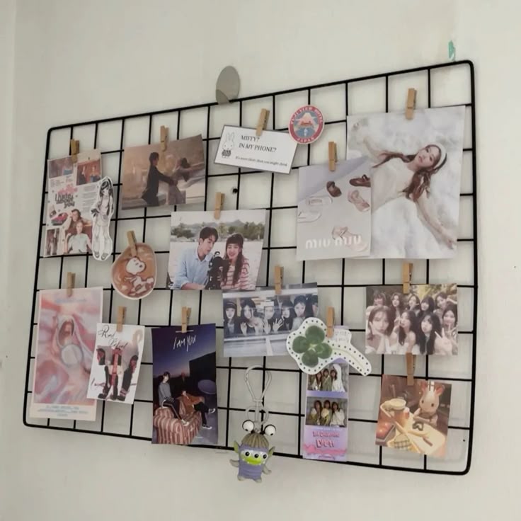 wall grid organizer aesthetic untuk kamar minimalis