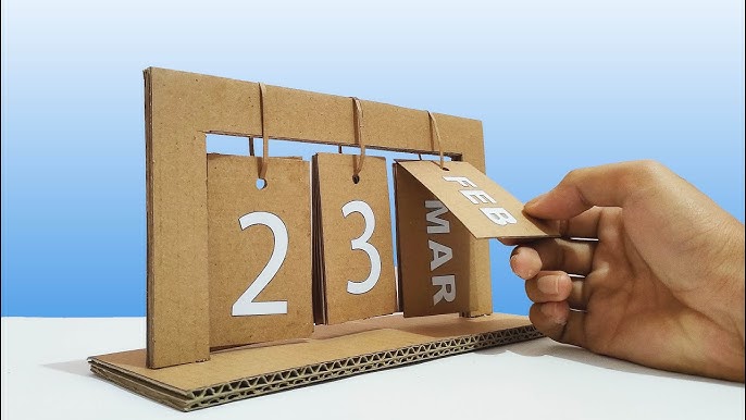 Kalender meja DIY dari kardus bekas dengan dekorasi kreatif